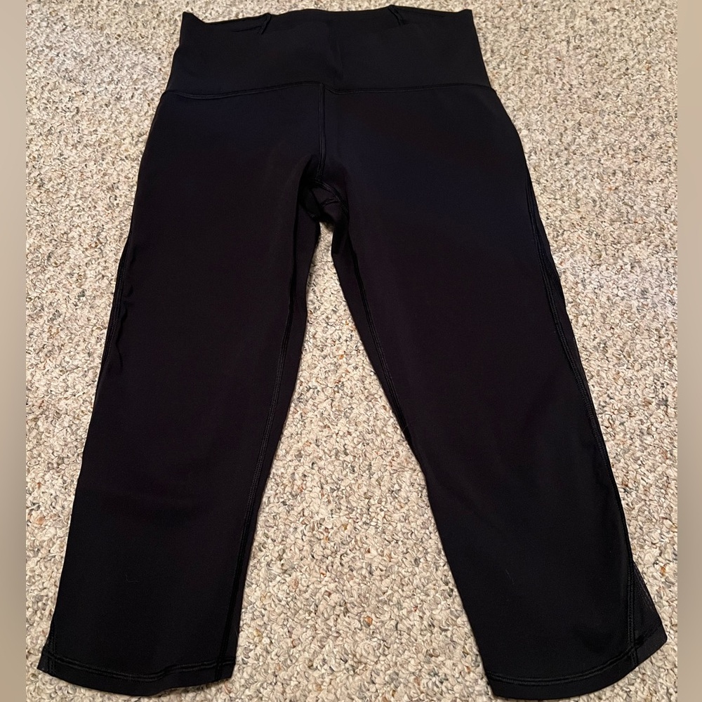 Lululemon cropped leggings - black, mesh on the bottom / sides. size 8